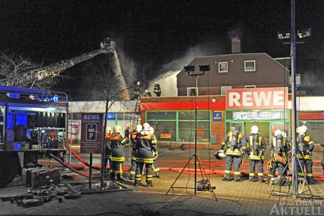 Unter Einsatz von viel Wasser wurde der Brand über das Dach bekämpft. Fotos: TA