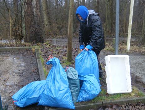 Ausgerüstet mit blauen Müllsäcken räumten die Angler den Müll weg. Fotos: ANDREAS HARDT