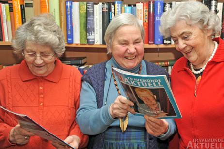 Das Bücherstuben-Team hat den neuesten Lesestoff schon: Louise Ehrich (links), Christa Kirchner und Hilde Ahrens mit der Februar-Ausgabe von »Travemünde Aktuell«. Bücherstuben-Leiterin Christa Kirchner begrüßt das Kultur-Angebot in Travemünde, da braucht man nicht mehr weit fahren. Die Aufführung der Kammerspiele will sie sich ansehen.
