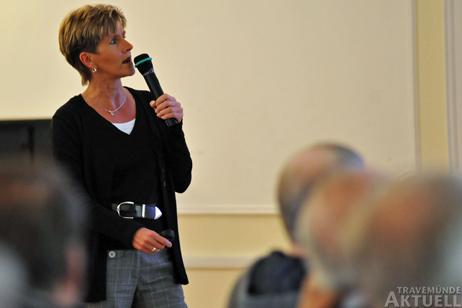 Heike Blankenburg vom Kurbetrieb Travemünde berichtete vom Baufortschritt auf der Strandpromenade. Foto: TA