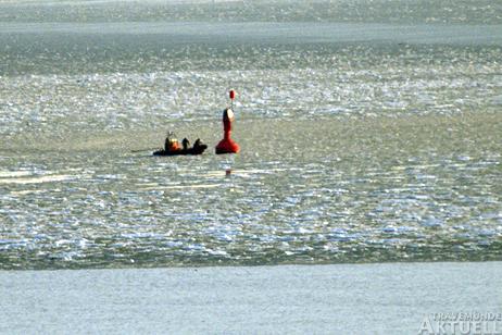 Travemünde Aktuell: Fahrwassertonnen vom Eis eingeholt und neu gesetzt