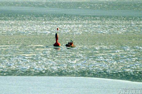 Travemünde Aktuell: Fahrwassertonnen vom Eis eingeholt und neu gesetzt