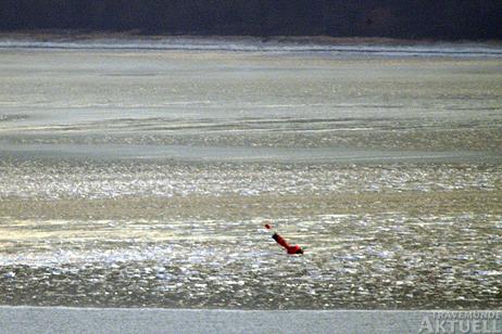 Travemünde Aktuell: Fahrwassertonnen vom Eis eingeholt und neu gesetzt