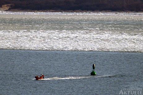 Travemünde Aktuell: Fahrwassertonnen vom Eis eingeholt und neu gesetzt