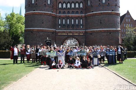 Lübecks Freibeutermukke vor dem Holstentor. Im Sommer sind die Musiker auch in Travemünde oft zu sehen und zu hören. Foto: FREIBEUTERMUKKE