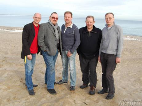 Die Timmendorfer Künstler wehren sich gegen die Vorwürfe von Kulturausschuss-Vorsitzenden Joachim Nickel und fordern seinen Rücktritt als Vorsitzender (v.l.n.r.); Discjockey und Musikmoderator René Kleinschmidt, Entertainer Peter Strothmann, Musicalsänger Andreas Wallbruch, Entertainer Jörn Langbehn (»Küsten-Jörn«) und Dietrich Fritz, Vorsitzender vom Shanty-Chor Timmendorfer Strand. Foto: KG/der reporter
