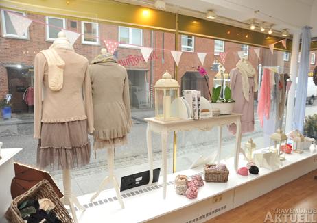 Mode im Skandinavischen Stil und Wohnaccessoires: Das Schaufenster der »Villa Fabelhaft« in der Kurgartenstraße 109. Fotos: TA