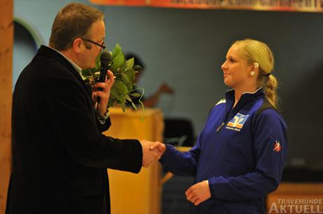 Andreas Oelker von der Tageszeitung »Lübecker Nachrichten« gratulierte Franzi Haupt, die aufgrund einer Knieverletzung nicht mitspielen konnte, nach dem Spiel zur Wahl zur »Sportlerin des Jahres« 2011. Fotos: TA